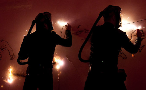 Pyrografiezeichner, Pyropainters, Schnellzeichner mit Wunderkerzen, Wunderkerzenschnellzeichner, Pyropainters, Show, Pyropainting, Live Bühnenshow